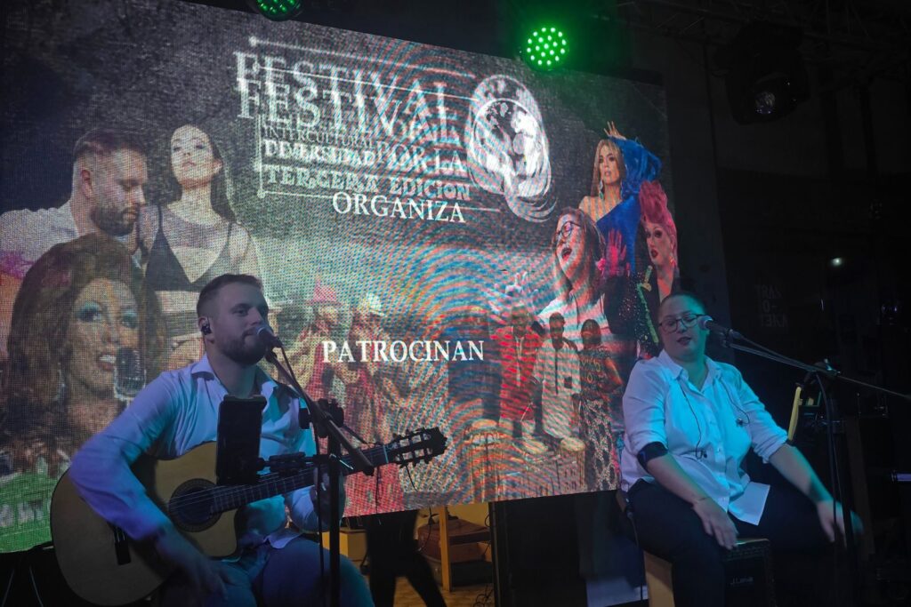 festival-intercultural-diversidad-2025-pamplona-publico-aplaudiendo-lorena